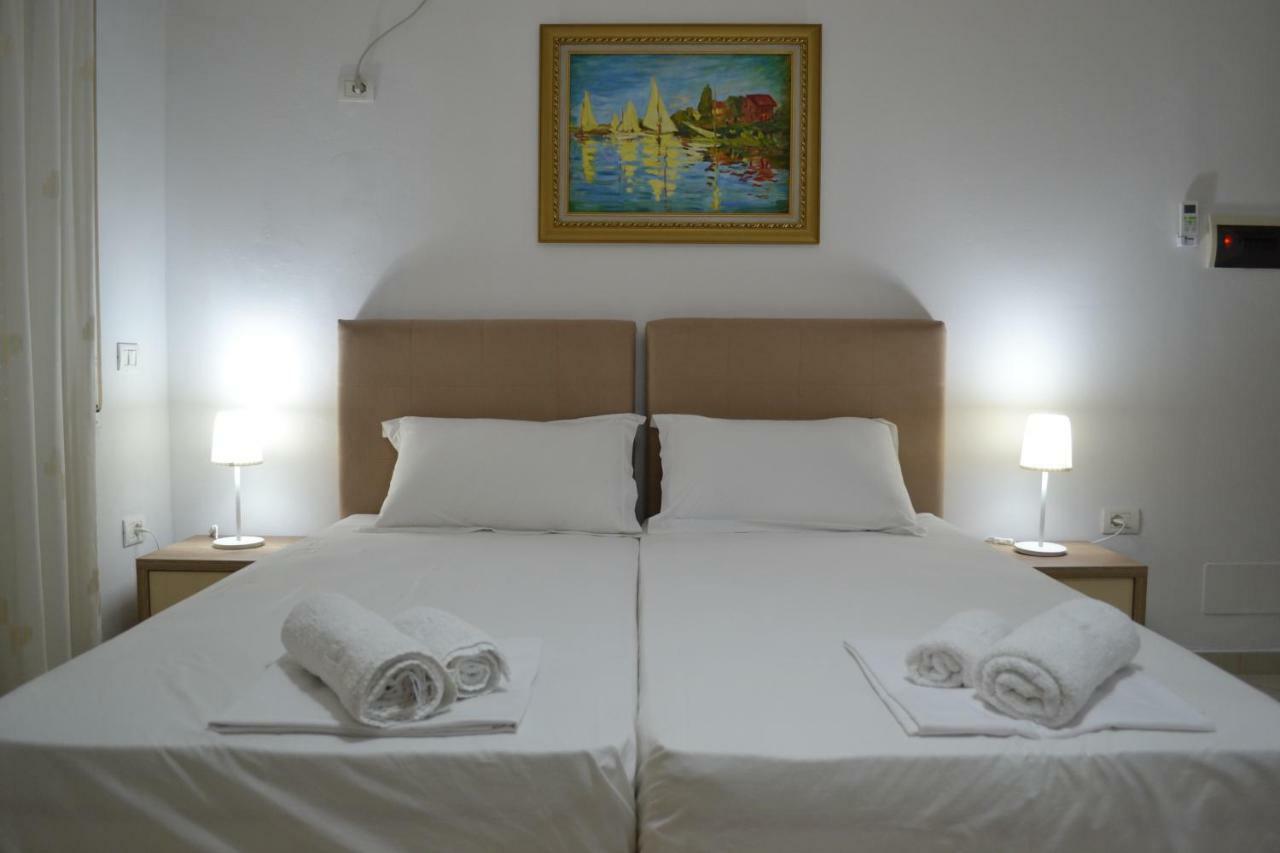 Kela's SEAVIEW Studio Apartment Vlorë Esterno foto