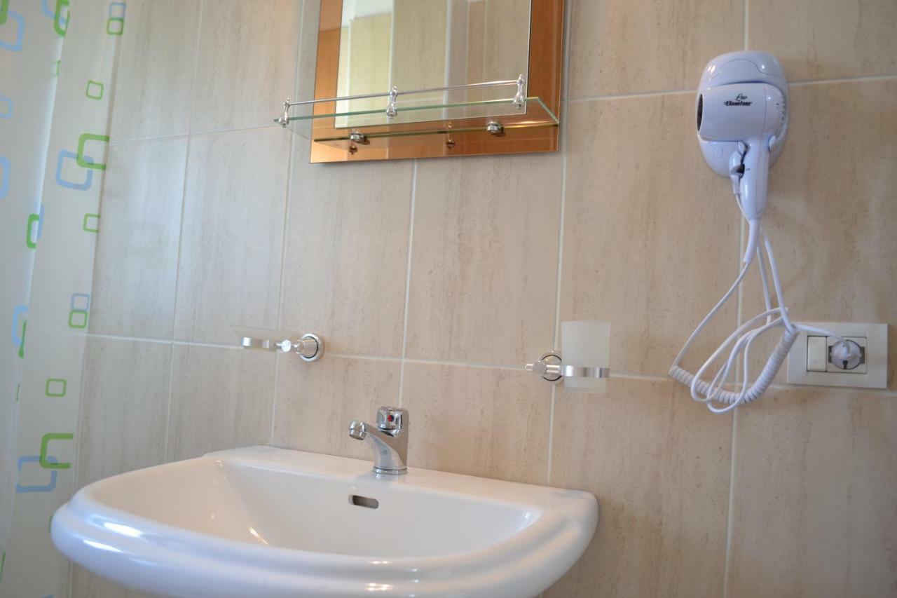 Kela's SEAVIEW Studio Apartment Vlorë Esterno foto