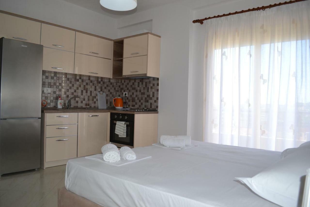 Kela's SEAVIEW Studio Apartment Vlorë Esterno foto