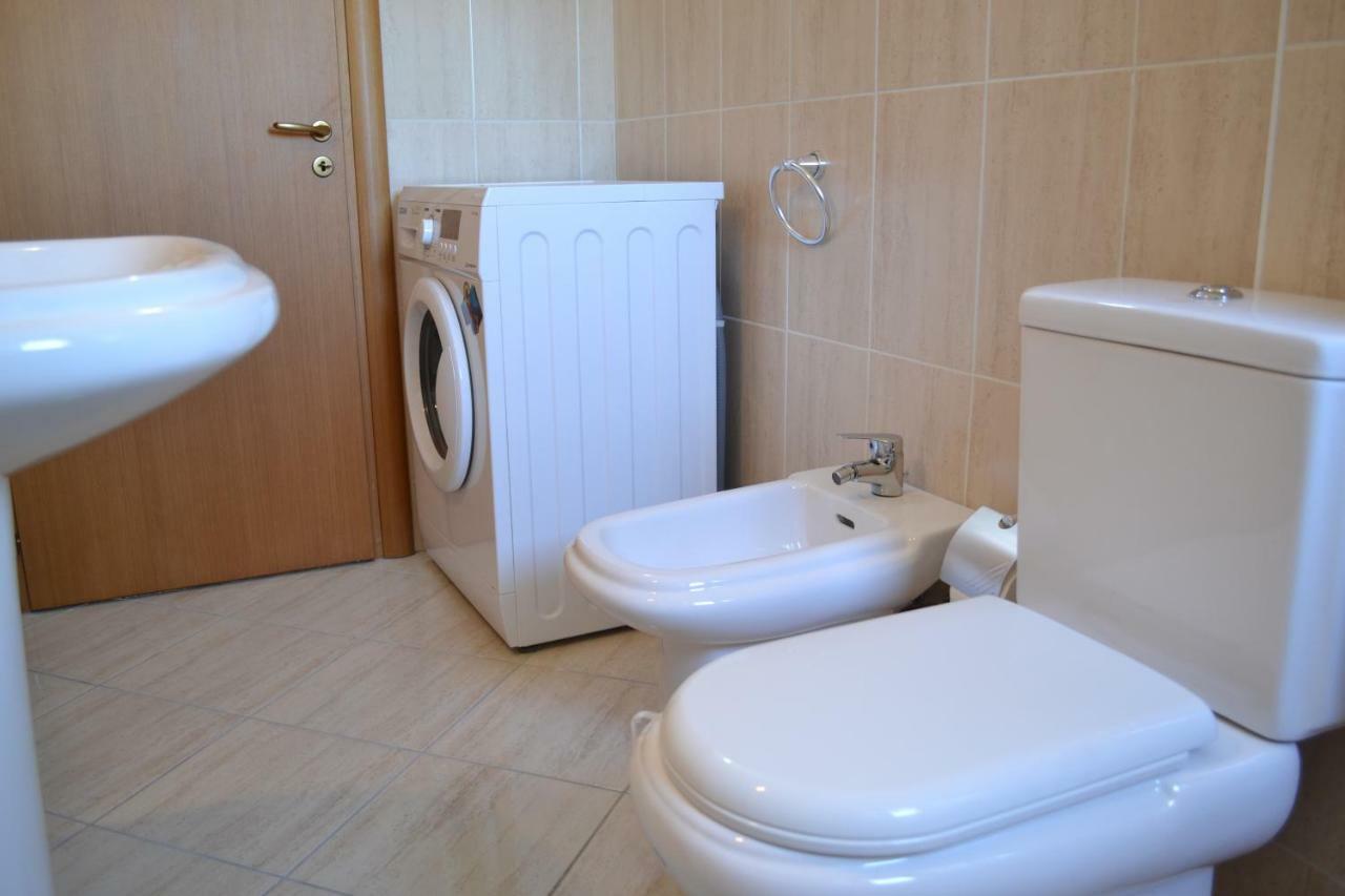 Kela's SEAVIEW Studio Apartment Vlorë Esterno foto