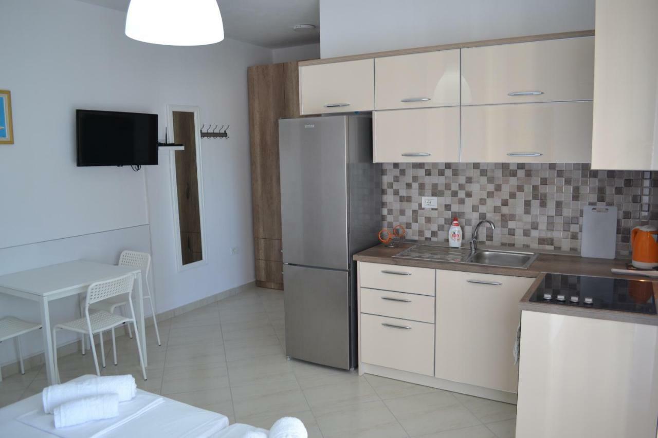 Kela's SEAVIEW Studio Apartment Vlorë Esterno foto