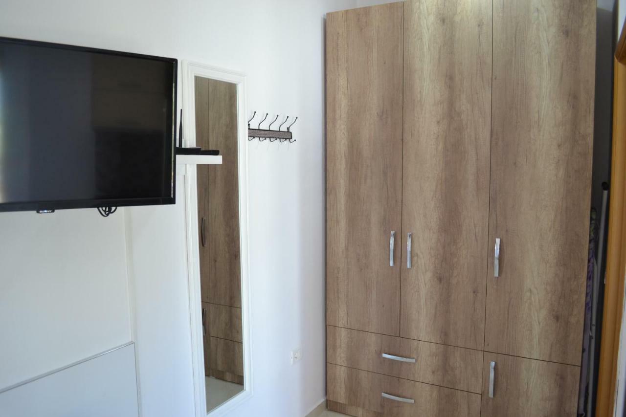 Kela's SEAVIEW Studio Apartment Vlorë Esterno foto