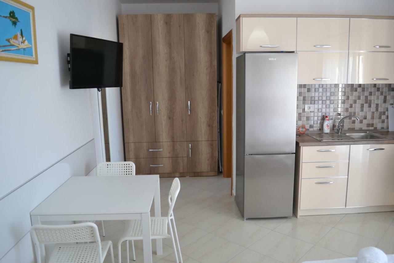 Kela's SEAVIEW Studio Apartment Vlorë Esterno foto