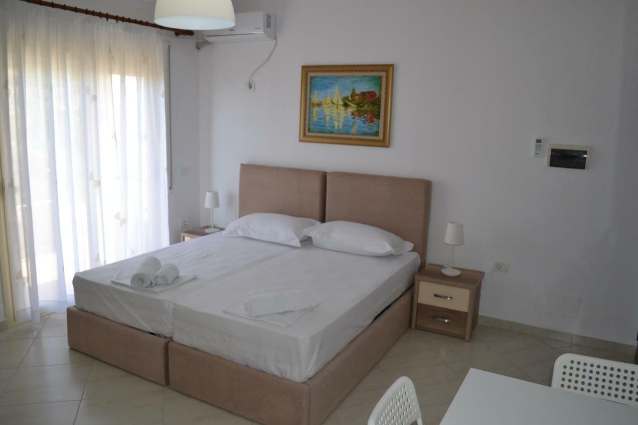 Kela's SEAVIEW Studio Apartment Vlorë Esterno foto